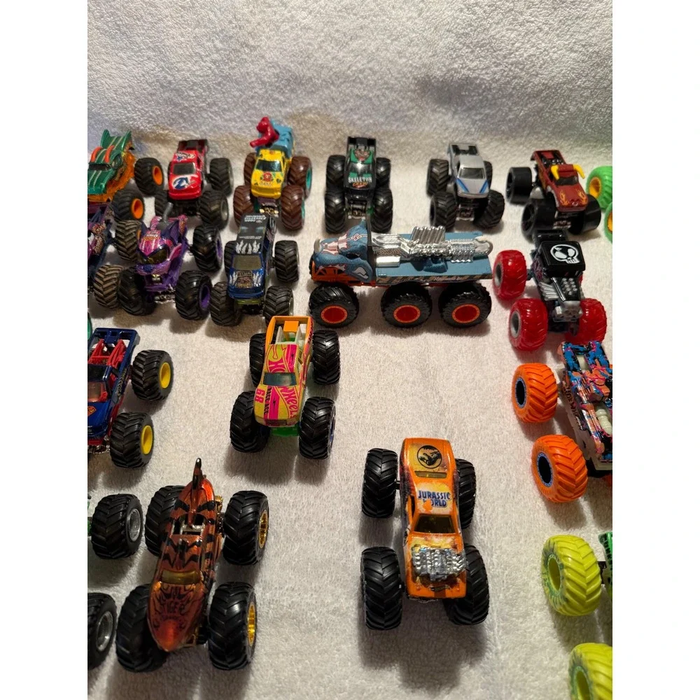 Hot Wheels Monster Truck Lot of 28 1:64 Diecast Jurassic World Bounty Hunter